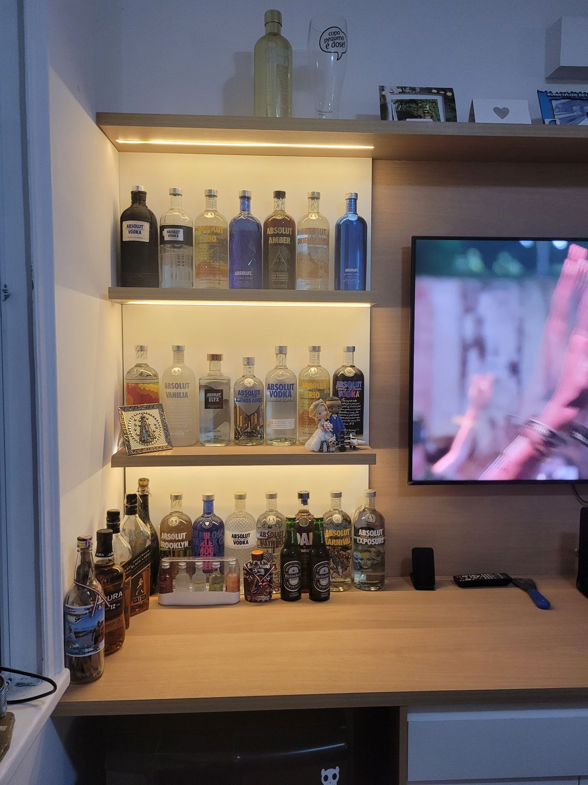 Bar e painel de TV